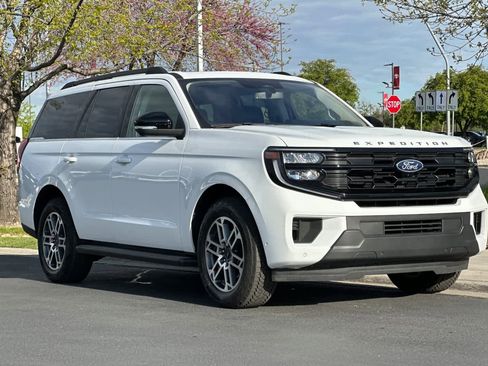 Certified 2025 Ford Expedition Active AWD/4WD image 9