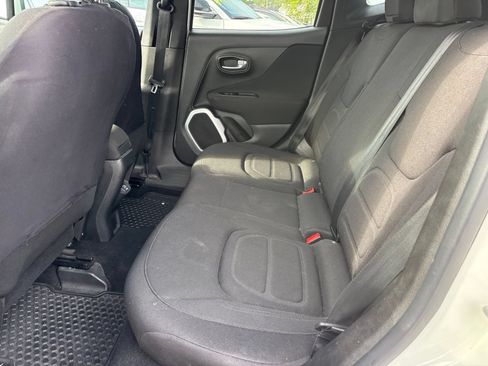 Used 2018 Jeep Renegade Latitude w/ Advanced Technology Group FWD image 9