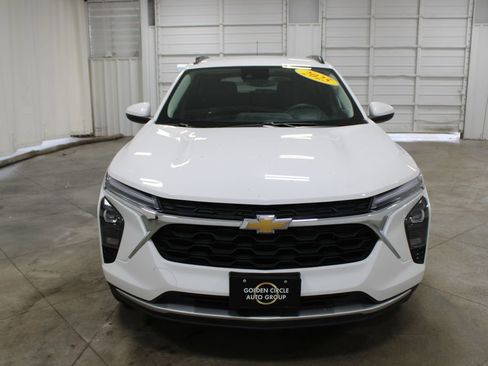 Used 2025 Chevrolet Trax LT image 3