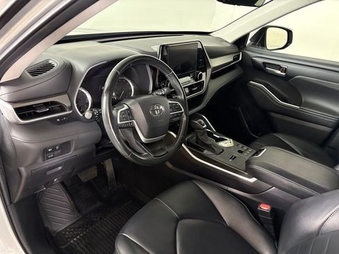 Used 2024 Toyota Highlander XLE FWD image 18