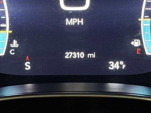 Used 2023 Chrysler Pacifica Limited w/ Uconnect Theater Family Group image 6