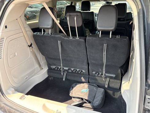 Used 2023 Chrysler Pacifica Touring-L FWD image 19