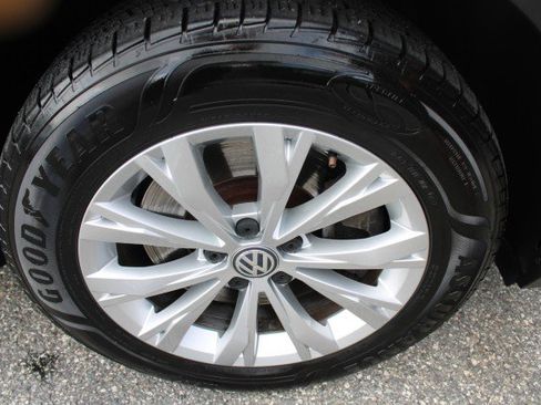 Used 2018 Volkswagen Tiguan SE w/ Panoramic Sunroof Package image 28