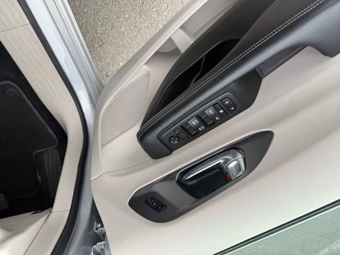 Used 2024 Chrysler Pacifica Touring-L image 14