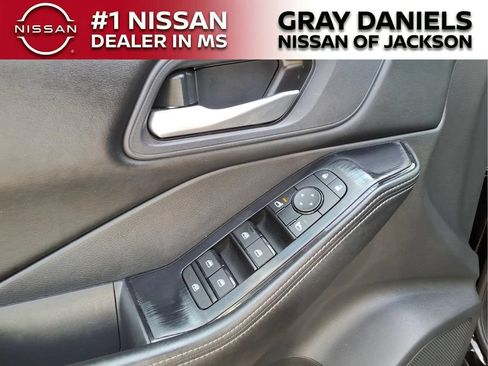 Used 2025 Nissan Rogue SV FWD image 12