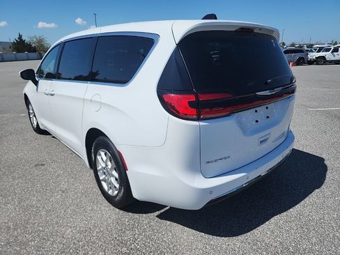 Used 2023 Chrysler Pacifica Touring-L image 9