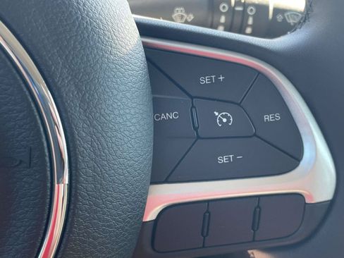 Used 2018 Jeep Renegade Latitude FWD image 22