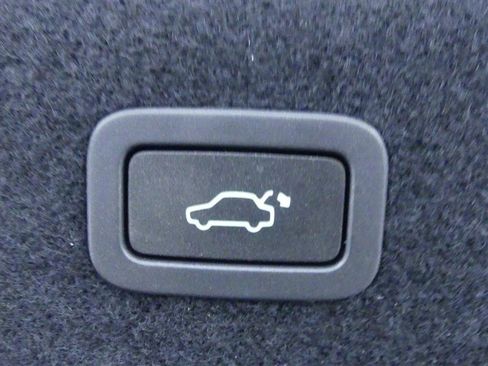 Used 2017 Jaguar XF R-Sport image 32