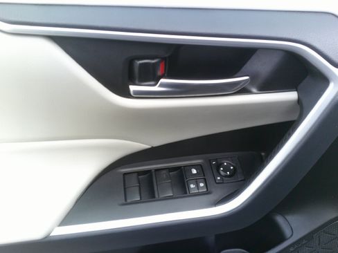 Used 2020 Toyota RAV4 XLE w/ Convenience Package AWD/4WD image 22