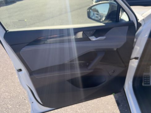 New 2026 Volkswagen Tiguan SE R-Line image 10