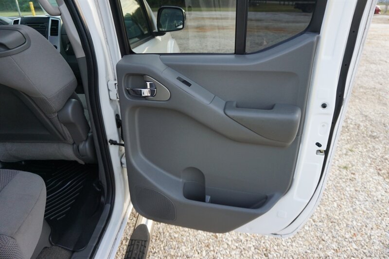 Used 2009 Nissan Frontier SE w/ SE Value Truck Pkg RWD image 34