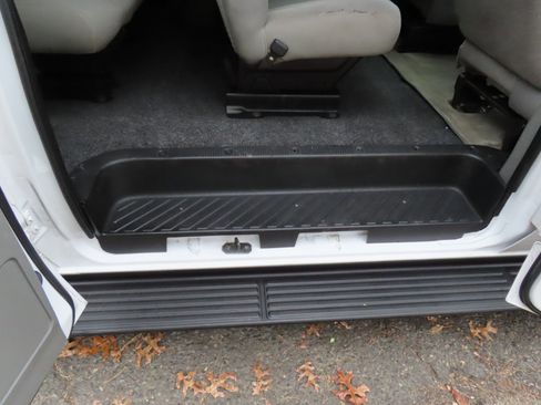 Used 2014 Ford E-350 and Econoline 350 XLT image 15