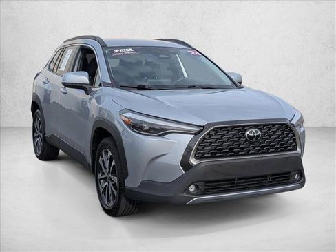 Used 2024 Toyota Corolla Cross XLE image 3