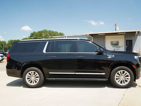 Used 2024 GMC Yukon XL SLT w/ SLT Luxury Package AWD/4WD image 3