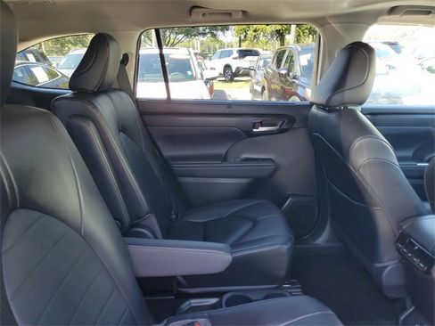 Used 2023 Toyota Highlander L image 33