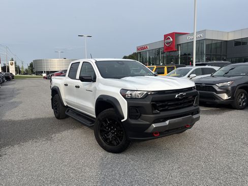 Used 2024 Chevrolet Colorado Trail Boss w/ Technology Package AWD/4WD image 15