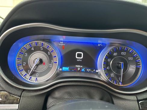 Used 2017 Chrysler 300 C image 5