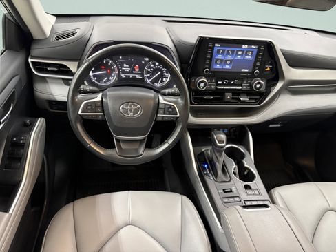 Used 2022 Toyota Highlander XLE AWD/4WD image 11