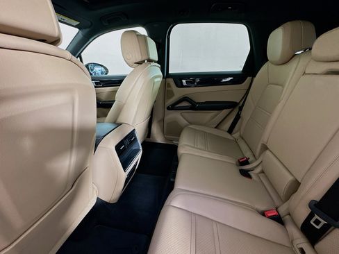 Used 2023 Porsche Cayenne AWD/4WD image 38