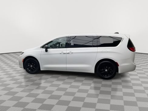 Used 2025 Chrysler Pacifica Select FWD image 36