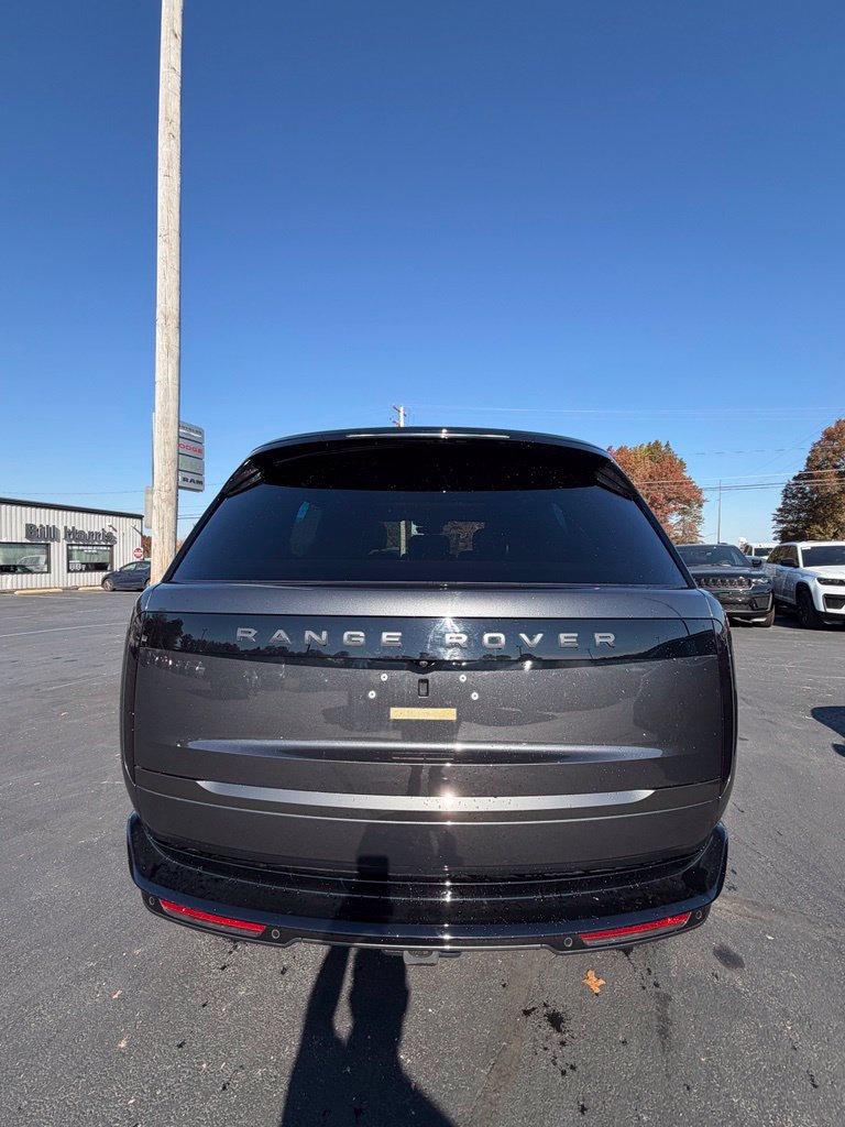 Used 2025 Land Rover Range Rover Long Wheelbase SE AWD/4WD image 4