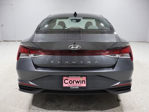 Used 2021 Hyundai Elantra SE image 3