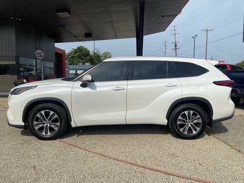 Used 2021 Toyota Highlander XLE AWD/4WD image 2
