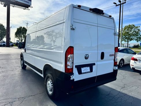 Used 2026 RAM ProMaster 2500 w/ Convenience Group FWD image 3