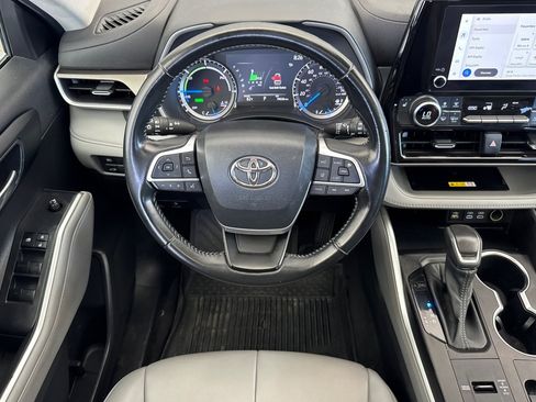 Used 2023 Toyota Highlander XLE AWD/4WD image 13