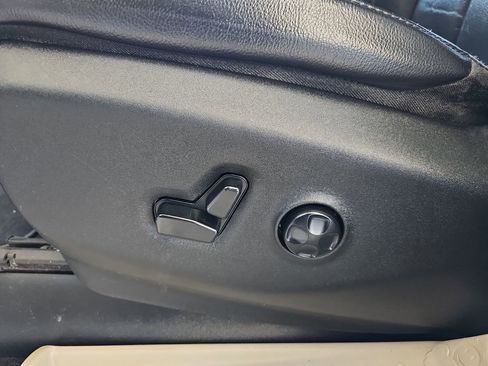 Used 2017 Chrysler Pacifica Touring-L image 35