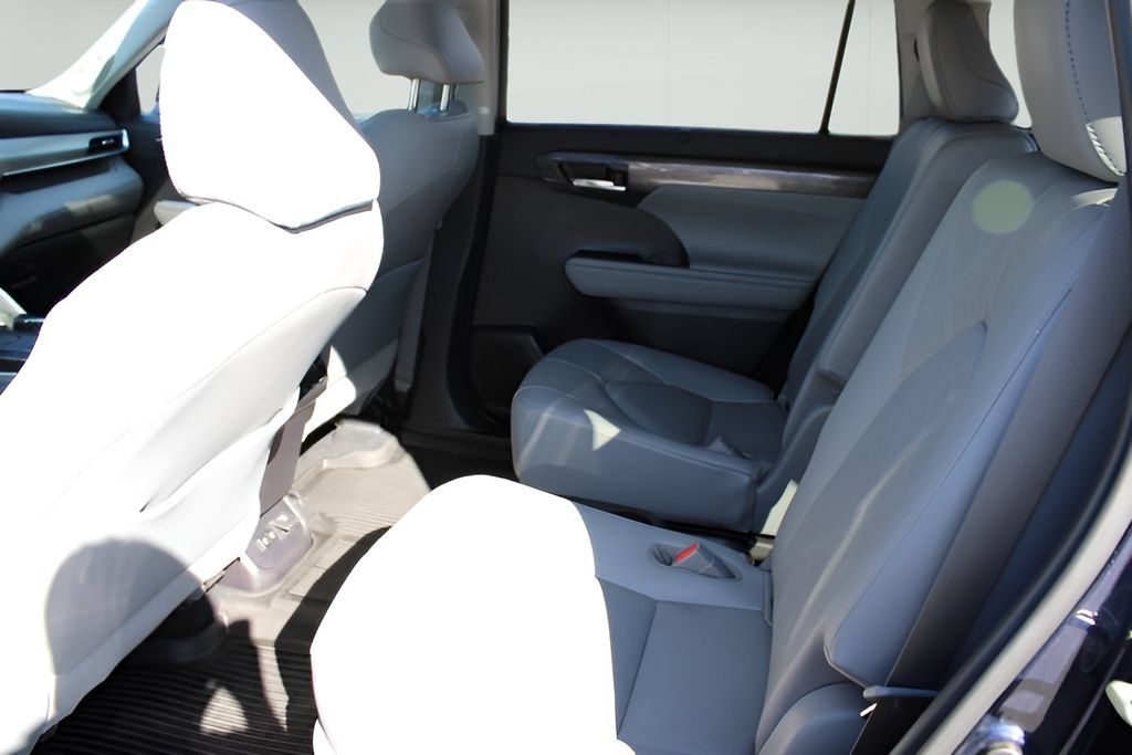 Certified 2020 Toyota Highlander Platinum AWD/4WD image 21