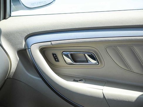 Used 2013 Ford Taurus SEL FWD image 21