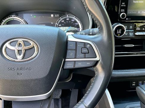Used 2022 Toyota Highlander XLE image 11