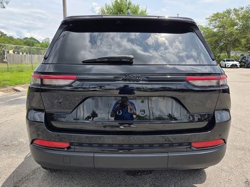 Used 2025 Jeep Grand Cherokee Altitude AWD/4WD image 4