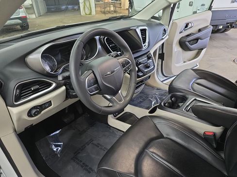 Certified 2023 Chrysler Pacifica Touring-L FWD image 18