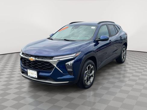 Used 2024 Chevrolet Trax LT w/ Driver Confidence Package FWD image 3