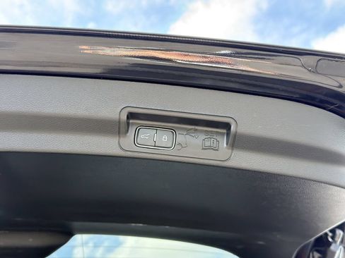 Used 2023 Ford Explorer XLT AWD/4WD image 16