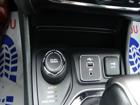 Certified 2022 Jeep Cherokee Limited AWD/4WD image 32