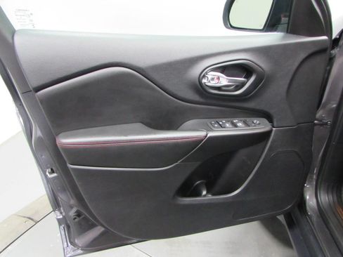 Used 2022 Jeep Cherokee Trailhawk AWD/4WD image 12