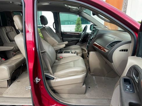 Used 2016 Chrysler Town & Country Touring w/ Driver Convenience Group FWD image 10