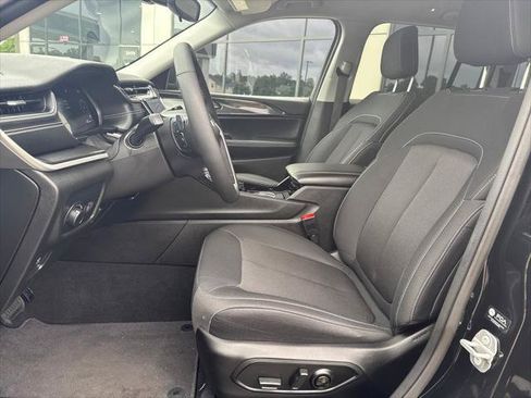 Used 2023 Jeep Grand Cherokee Laredo w/ Luxury Tech Group I AWD/4WD image 11