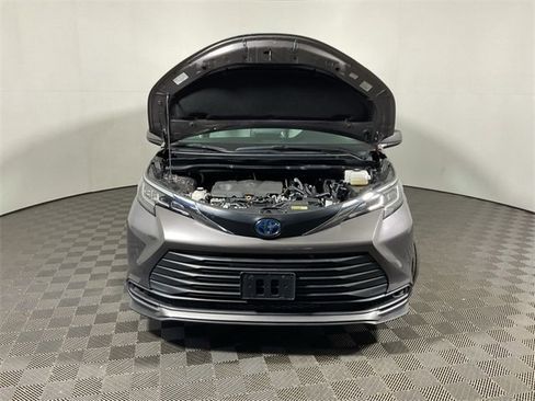 Used 2022 Toyota Sienna LE image 5