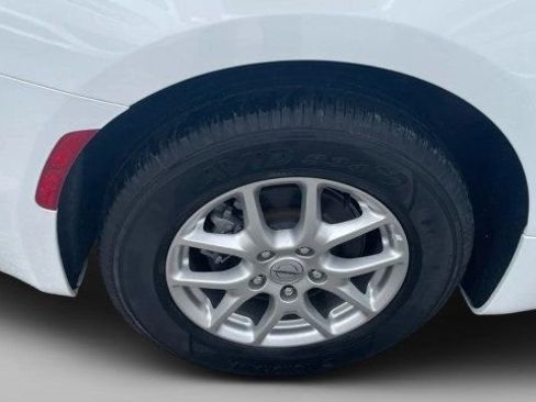 Used 2024 Chrysler Pacifica Touring-L FWD image 22