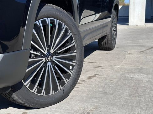 New 2026 Volkswagen Taos SE image 2