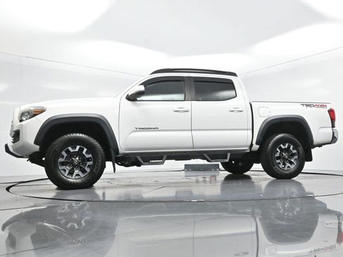 Used 2018 Toyota Tacoma TRD Off-Road AWD/4WD image 45