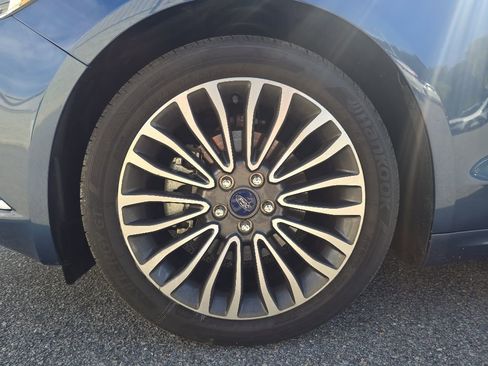 Used 2018 Ford Fusion SE w/ Fusion SE Technology Package FWD image 9