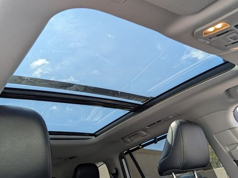 Used 2023 Toyota Highlander Platinum FWD image 3