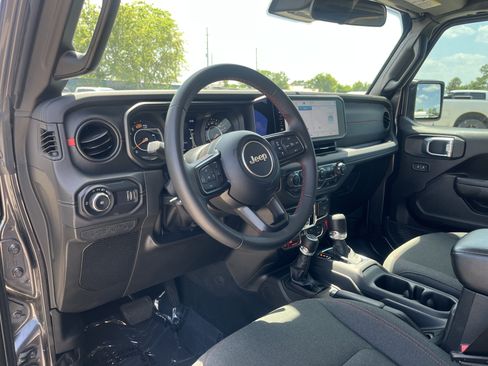 Used 2025 Jeep Wrangler Unlimited Rubicon AWD/4WD image 12