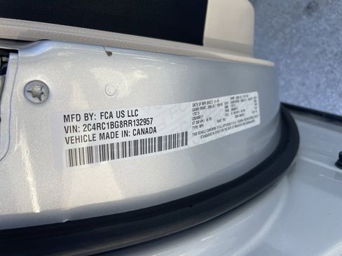 Used 2024 Chrysler Pacifica Touring-L image 32