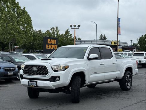 Used 2019 Toyota Tacoma TRD Sport RWD image 2